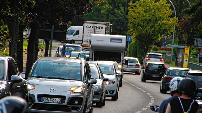 Wer sich auskennt, soll morgen über Markdorf fahren, womit es auf der dortigen Ortsdurchfahrt vermutlich ebenfalls zu Beeinträchtigungen ...