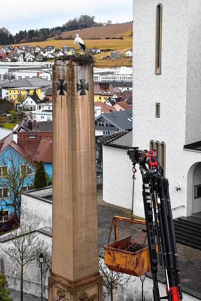 Hans saß lange im alten Nest, ehe ihm die Maschinen ungeheuer wurden und er auf sicheren Abstand ging.