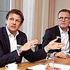 Bilanzpressekonferenz der Sparkasse Hegau-Bodensee: Vorstandsvorsitzender Alexander Endlich (links) und Vorstandsmitglied Jens Heinert ...