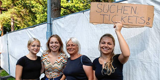Mädelsausflug zu den Toten Hosen (v.l.): Siri (12), Paula (19), Annette (52) und Nele Jagsch (17) aus Karlsruhe.