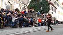 Die ehemalige Narrenmutter der Narrenzunft Überlingen, Wolfgang Lechler, beim Einschnellen der Fasnet vor der Münstertreppe.