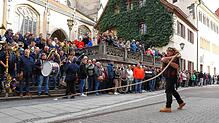 Die ehemalige Narrenmutter der Narrenzunft Überlingen, Wolfgang Lechler, beim Einschnellen der Fasnet vor der Münstertreppe.