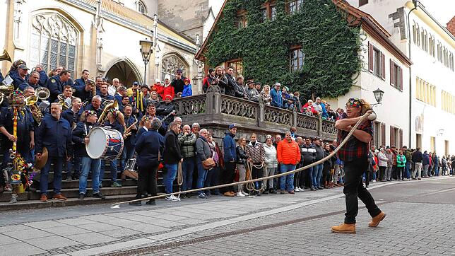 Die ehemalige Narrenmutter der Narrenzunft Überlingen, Wolfgang Lechler, beim Einschnellen der Fasnet vor der Münstertreppe.