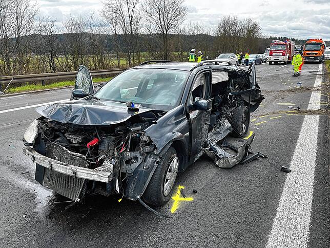 Der zerstörte Renault steht nach dem Unfall auf der Autobahn A81 bei Tuningen. Vorne und an den Seiten sind die schlimmsten ...
