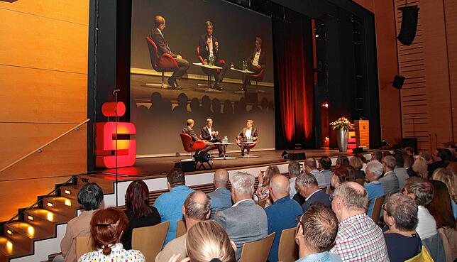 Die Neue Tonhalle ist gut gefüllt bei der Diskussion zwischen Arendt Gruben, Ingo Zamperoni und Stefan Lutz (auf der Bühne von links).