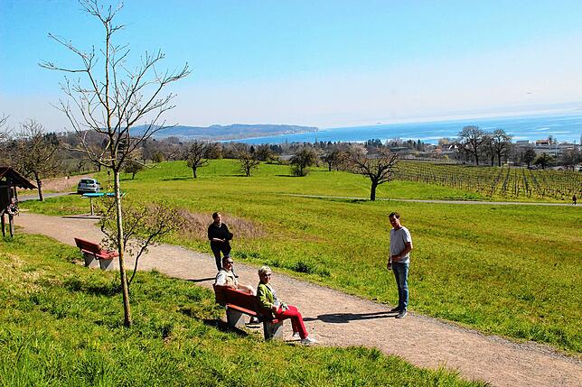 Bild 11: Auf Abstand am Corona-Sonntag: Wie und wo sich Ausflügler begegnen, wenn die Uferpromenade gesperrt ist
