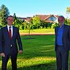 Bürgermeister Stefan Keil (links) und Alt-Bürgermeister Bernhard Volk an der Rebberghalle in Nenzingen. Volk, der nun Ehrenbürger ist, ...