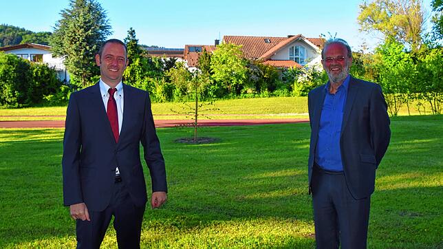 Bürgermeister Stefan Keil (links) und Alt-Bürgermeister Bernhard Volk an der Rebberghalle in Nenzingen. Volk, der nun Ehrenbürger ist, ...