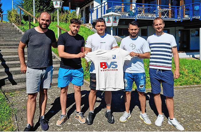 Verstärkungen: Der FC Erzingen hat noch einmal vier neue Spieler für seinen Kader gewonnen. Trainer Klaus Gallmann (links) und ...