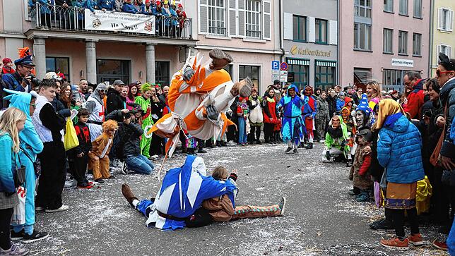 Bild 22: Großer Umzug 2023: Die Zuschauer bestaunen das bunte Treiben in Konstanz
