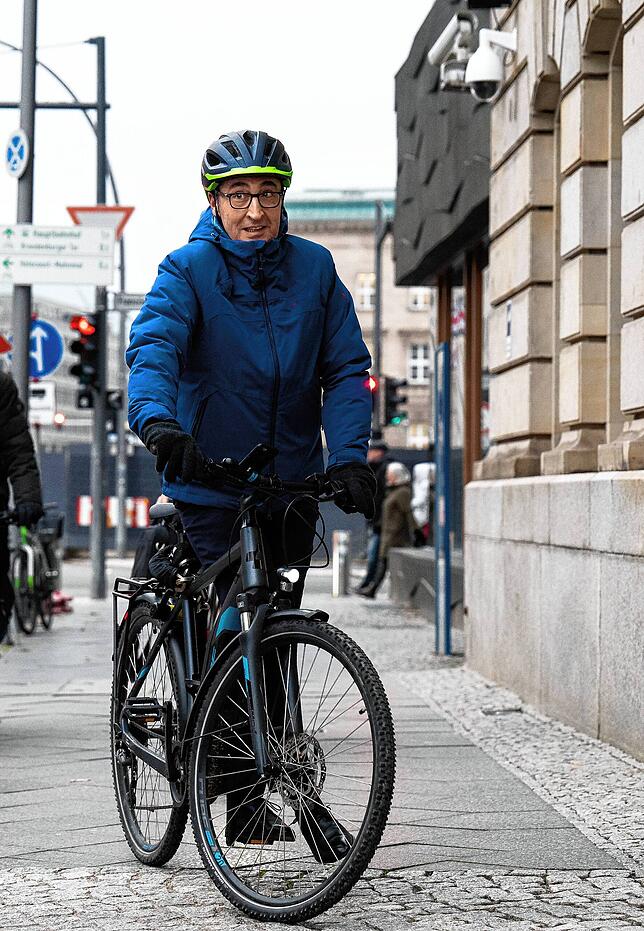Gerne mit dem Fahrrad unterwegs: Der neue Landwirtschaftsminister Cem Özdemir kommt 2021 zur Amtsübergabe im Bundesministerium für ...