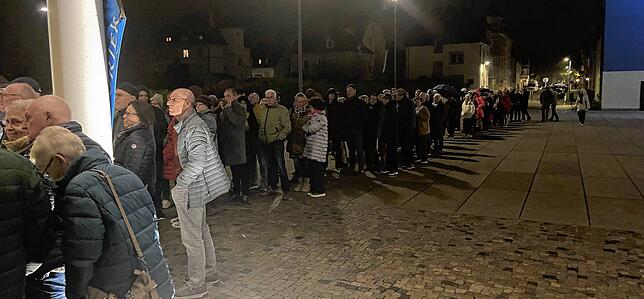Schon fast zwei Stunden Veranstaltungsbeginn ist die Schlange vor der Neuen Tonhalle lang.