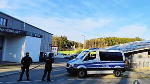 Polizeibeamte durchsuchen das Vereinsheim der Hells Angels in Mühlweiler.