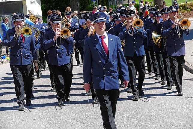 Bild 6: Scheunenfest 2025: Jubiläumsumzug und mitreißende Open Air Musik in Hüfingen-Sumpfohren