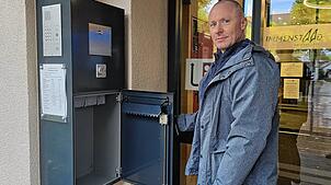 Letzter Check am Montagabend: Pünktlich um 18 Uhr öffnet Hauptamtsleiter Michael Haase den Rathaus-Briefkasten. Dort befinden sich keine ...
