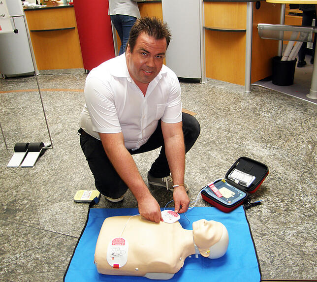 Die korrekte Anwendung zeigt hier Markus Heil, der Ausildungsleiter beim DRK-Kreisverband. Die Klebeflächen mit den Elektroden müssen ...