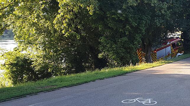 Am Montagabend wurden die Feuerwehren alarmiert, da Passanten eine leblose Person im Rhein bei Wehr-Brennet entdeckt hatten.