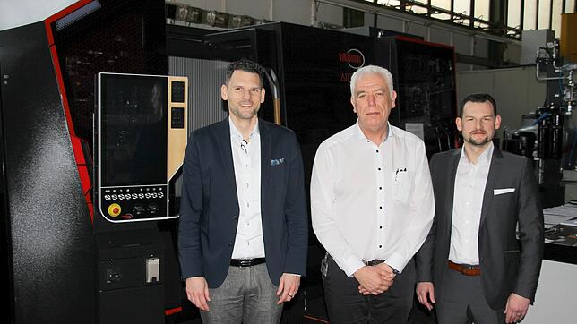 Die Geschäftsführung der Firma J.G. Weisser und Söhne vor der Maschine &bdquo;Artery&ldquo; (von links): Thorsten Rettich, Dennis ...