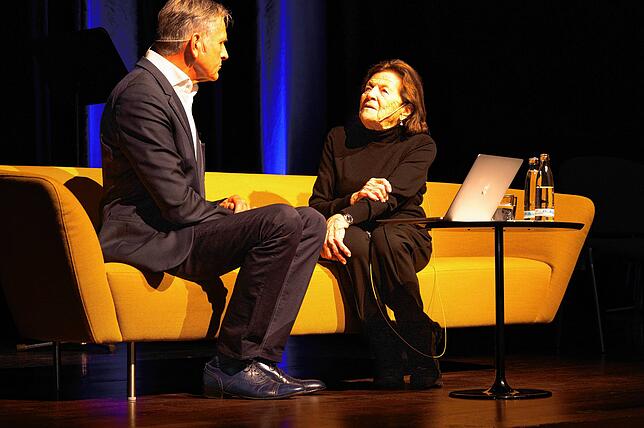 Moderator Gottfried Bühler vom ICEJ spricht auf der Bühne mit Eva Erben.