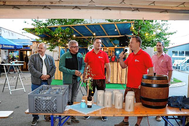 Bild 1: Neudingen zeigt sich blau-weiß Musikkapelle lud zum Bayerischen Wochenende