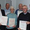 Erhard Schorm (rechts) ehrte Bernhard Stockmar, Werner Uecker, Hildegard Bäumle, Martin Schmitz und Harald Mischok (von links) für ...