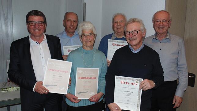 Erhard Schorm (rechts) ehrte Bernhard Stockmar, Werner Uecker, Hildegard Bäumle, Martin Schmitz und Harald Mischok (von links) für ...