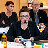 Constanze Kaiser (Grüne) wirbt in einer emotionalen Rede um Unterstützung für die Stolpersteine.