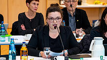 Constanze Kaiser (Grüne) wirbt in einer emotionalen Rede um Unterstützung für die Stolpersteine.