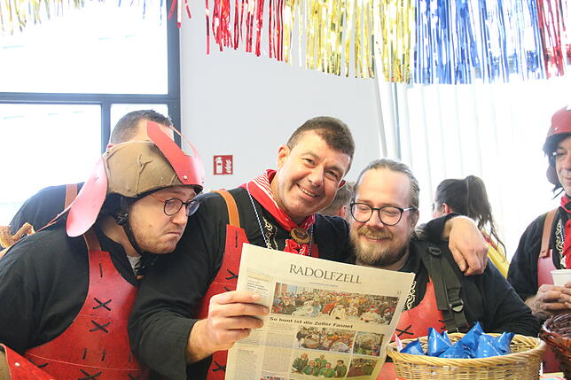 Bild 6: Narren besuchen an Rosenmontag die SÜDKURIER-Redaktion (Teil 1)