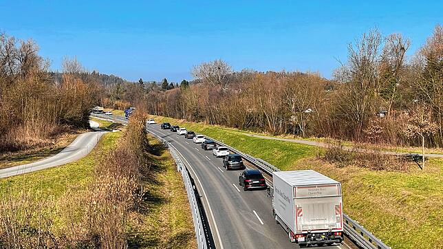 Der Unfall auf der B33 führte am Freitagnachmittag auch zum Stau auf der Westtangente Richtung Wollmatingen/Dettingen – viele ...