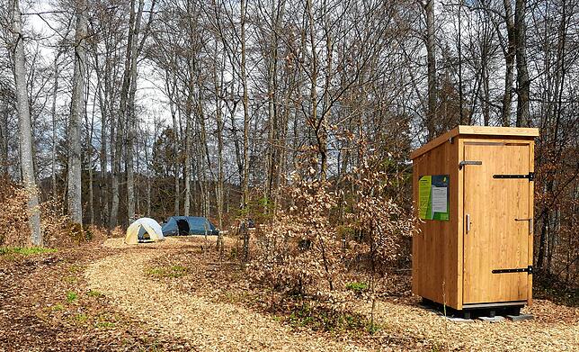 So sieht eines der Trekkingcamps mit Komposttoilette, Feuerstelle, Sitzgarnitur und maximal drei Zeltplätzen aus.