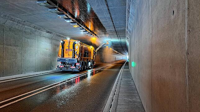 Die Tunnelreinigungsmaschine beginnt mit der Arbeit an der A98 zwischen Murg und Hauenstein