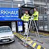 Bad Säckingen am Hochrhein: Eine Kamera (ganz rechts) an der Einfahrt eines Parkhauses erfasst das Nummernschild elektronisch. Hier ist ...