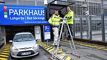Bad Säckingen am Hochrhein: Eine Kamera (ganz rechts) an der Einfahrt eines Parkhauses erfasst das Nummernschild elektronisch. Hier ist ...