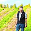 Rebmeister Hubert Gutemann (links) und Tobias Keck, Geschäftsführer des Winzervereins Hagnau, stehen auf der Fläche, wo auf 18 Ar im ...