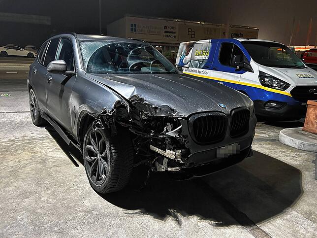 Das Unfallfahrzeug, das auf der A1 bei Suhr einen Wildschutzzaun umgefahren hat.