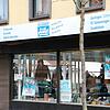 Volles Schaufenster bei Kleider Müller in der Josefstraße. Der Laden aber bleibt geschlossen.
