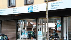 Volles Schaufenster bei Kleider Müller in der Josefstraße. Der Laden aber bleibt geschlossen.