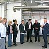 Landrat Martin Kistler und Kreishandwerksmeister Thomas Kaiser (Vierter und Dritter von rechts) besichtigten mit Kreisräten, Lehrern und ...