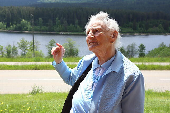 Annemarie Schwörer zeigt auf die Stelle im Schluchsee, an der ungefähr einst ihr Geburtshaus stand.