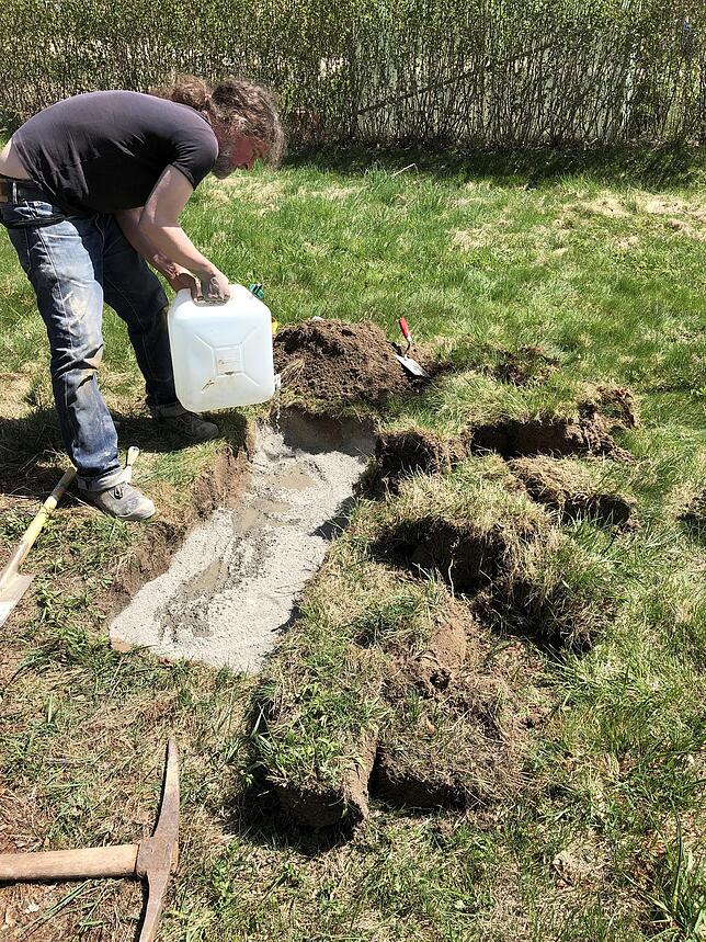 Das Fundament wird ausgegossen. Bild: Familie Barth