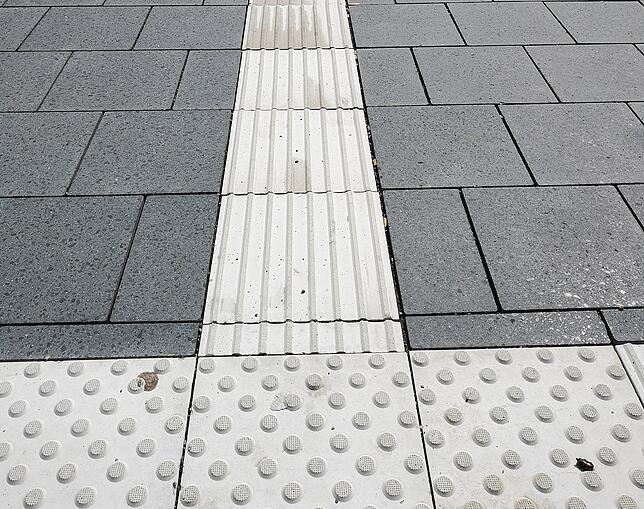 Das Blindenleitsystem am Donaueschinger Bahnhof. Mithilfe der weißen Rippen- und Noppenplatten und eines Blindenstocks finden ...