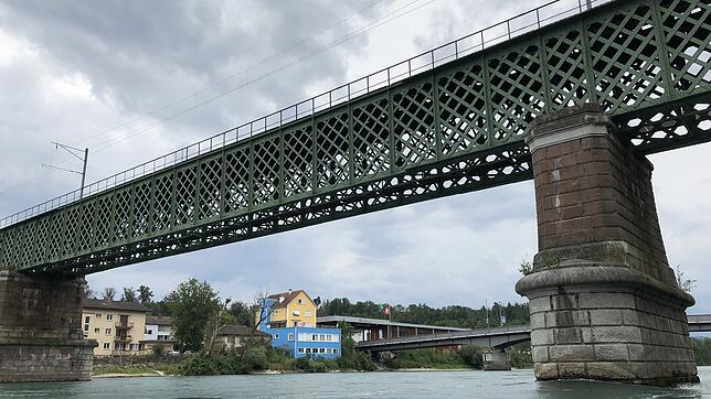 Die historische Eisenbahnbrücke (1859) zwischen Waldshut und dem schweizerischen Koblenz bleibt wohl erhalten und wird dafür saniert. ...