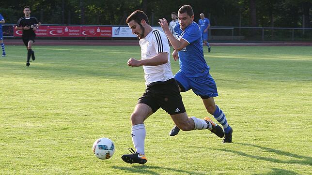 Torhungrig: Francesco Vardi (vorn) ist aktuell mit sieben Treffern der beste Torschütze von Tabellenführer FC Wehr.