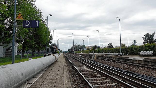 Während im Vordergrund einige der Betonmasten noch am Gleis bereitliegen, wurden andere bereits aufgestellt – müssen allerdings ...