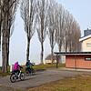 Ein drei Meter breiter Radweg um die Höri-Strandhalle soll den Verkehr des Bodensee-Radwegs künftig vom westlichen Ortsrand in den ...