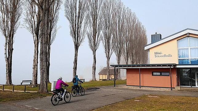Ein drei Meter breiter Radweg um die Höri-Strandhalle soll den Verkehr des Bodensee-Radwegs künftig vom westlichen Ortsrand in den ...