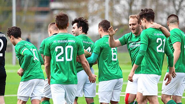 Hier jubelt das Team des FC Bräunlingen nach dem 3:2-Sieg in einem torreichen Spiel.