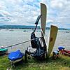Der Katamaran &bdquo;Asterix und Obelix&ldquo; liegt am Mittwochmorgen auf der Seite am Allensbacher Ufer. Der Sturm hat das Boot in der ...