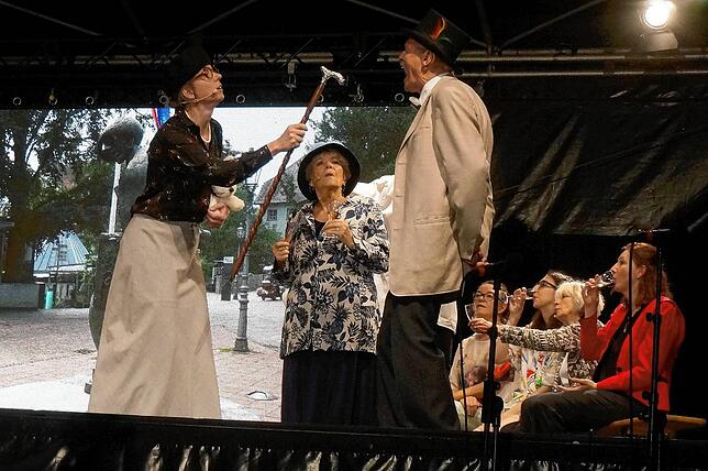 Leben und Wirken der Zahnärztin, Kunst- und Kulturliebhaberin Inge Freytag (links, Vera Baumgartner) werden beim Bürgertheater lebendig ...